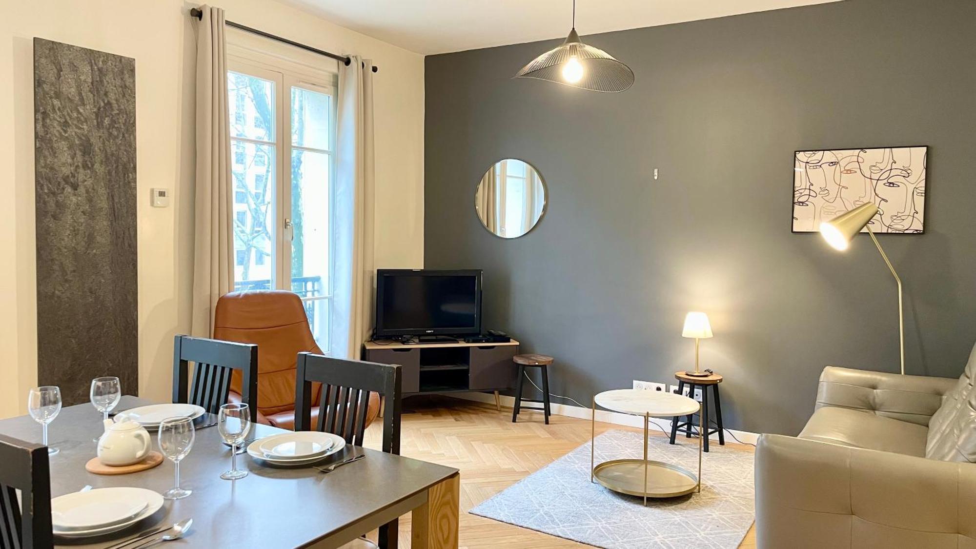 107 - Tour Eiffel Luxe 15eme Appartement