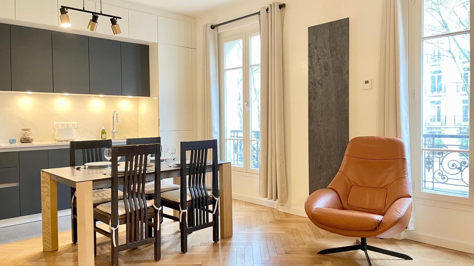 107 - Tour Eiffel Luxe 15eme Appartement *