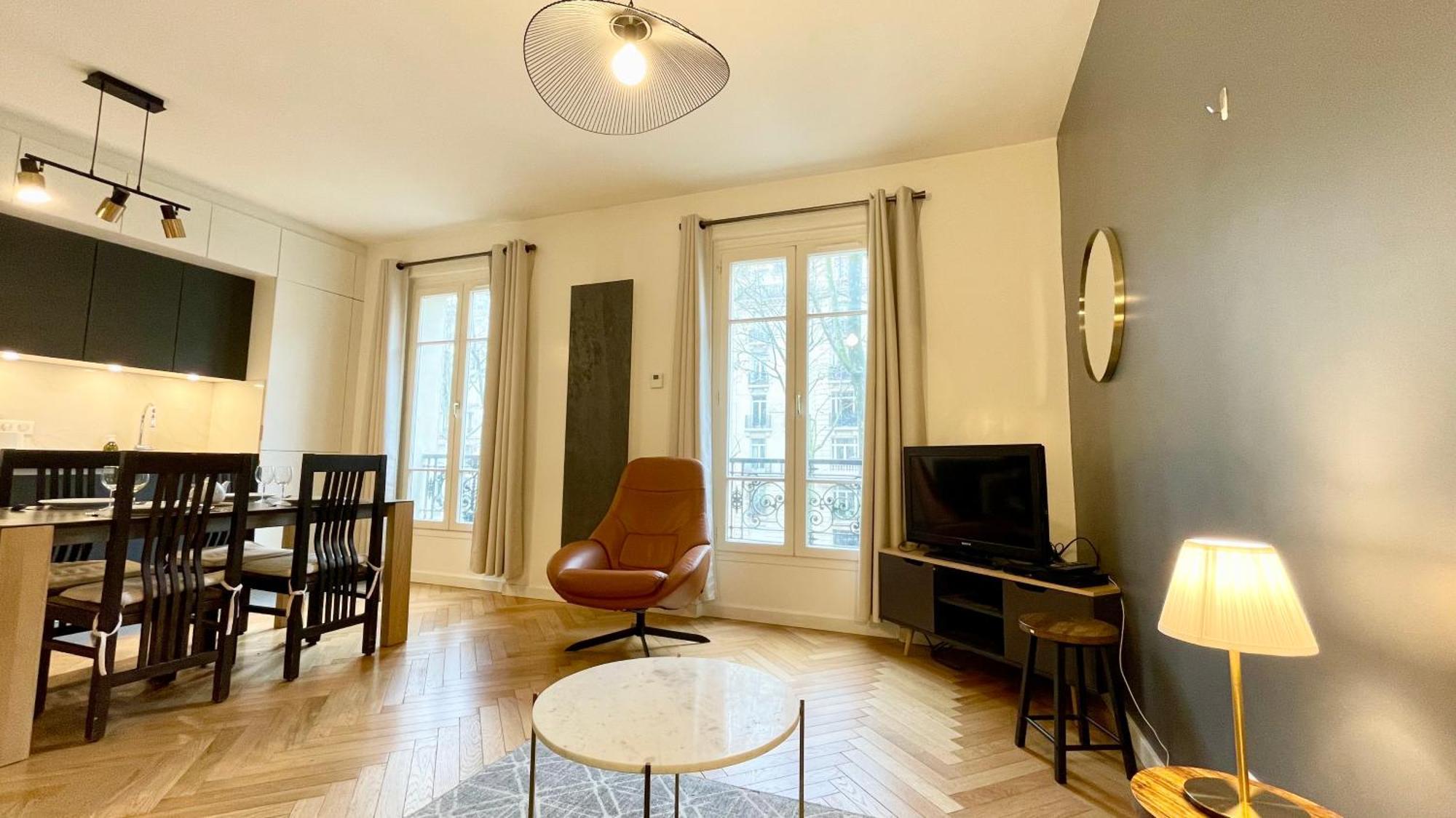 107 - Tour Eiffel Luxe 15eme Appartement *